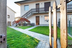 Exterior - Dante210 Entire Apartment: 2 Bedrooms, Bathroom, Living Room & Kitchen (Cassina Rizzardi)