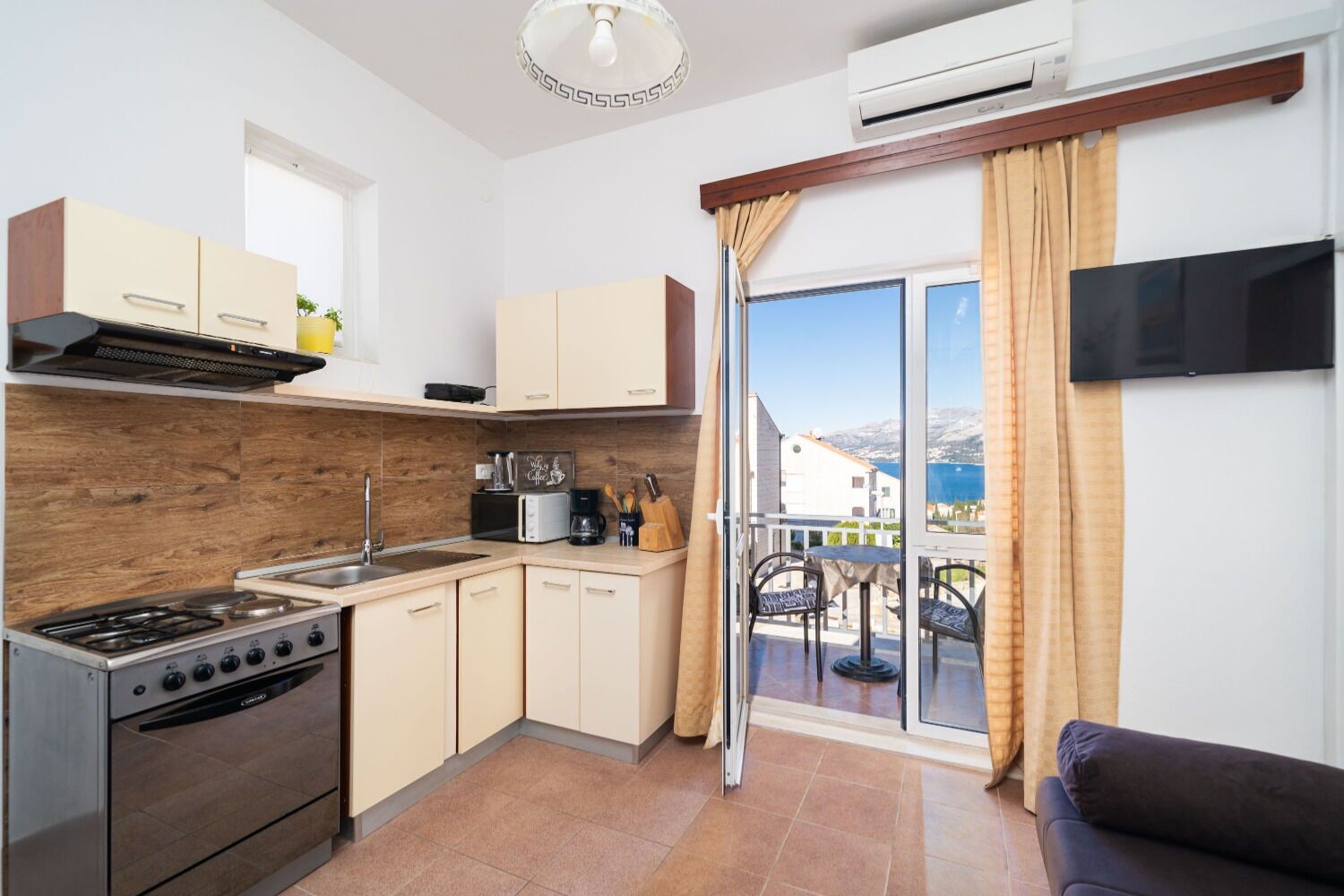 Apartment (A3) | Private kitchen | Fridge, microwave, oven, stovetop