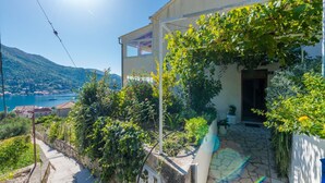 Une maison avec un jardin et une vue sur un lac.