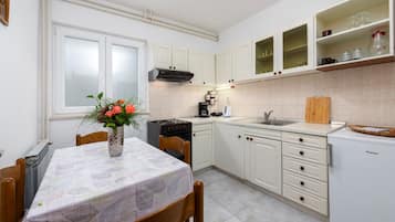 Apartamento (A1) | Cozinha privada | Geladeira, micro-ondas, fogão, cooktop