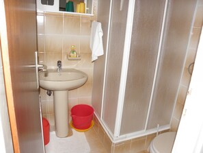 Apartment (A1) | Bathroom | Towels - Apartments Ruzica (Tisno)