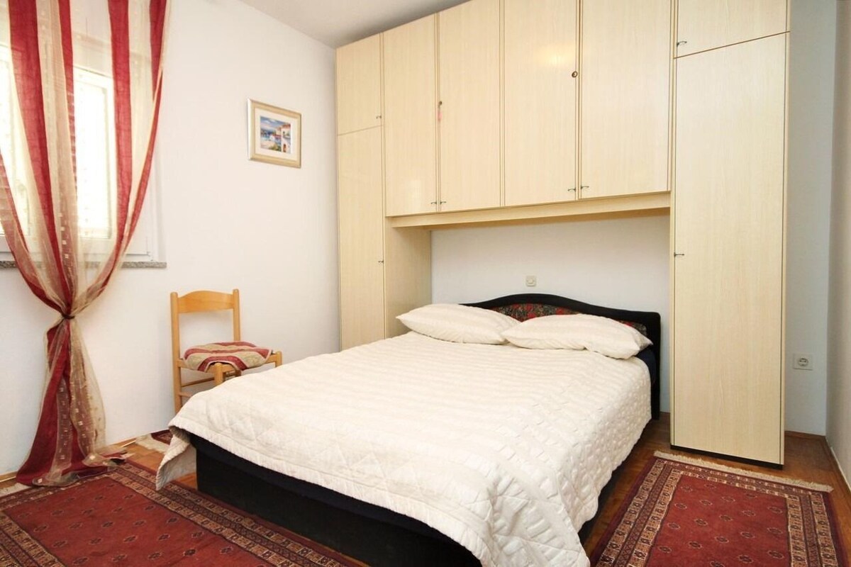Room (S1) | Interior