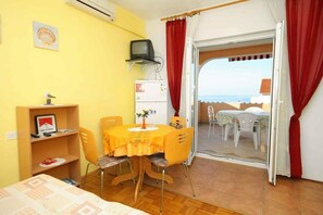 Apartment (A2) | Dining - Apartment and Room Cherry (Novalja)
