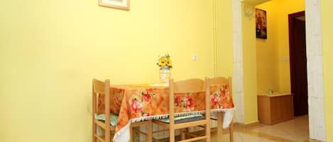 Apartment (A4) | Dining