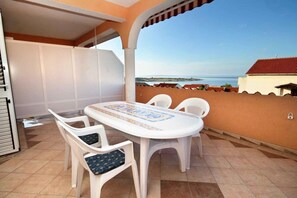 Apartment (A1) | Terrace/patio - Apartment and Room Cherry (Novalja)