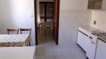 Apartment (A2) | Eigene Küche | Kühlschrank, Herdplatte