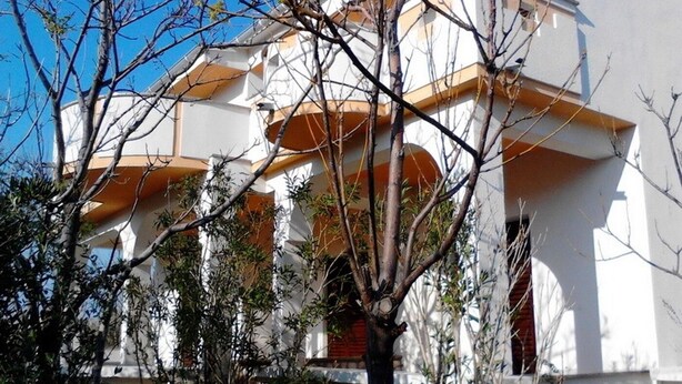 Un edificio a più piani con balconi e cielo sereno.