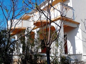 Un immeuble à plusieurs étages, doté de balcons, avec un ciel dégagé.