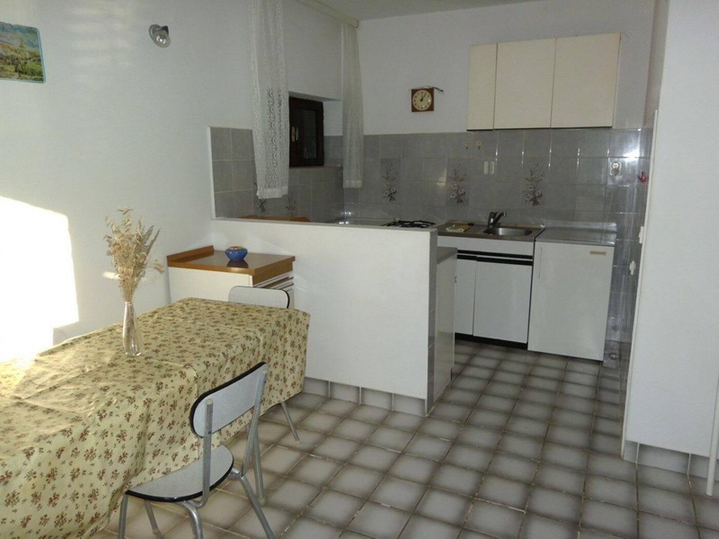 Appartement (A2) | Cuisine privée | Réfrigérateur, surface de cuisson, vaisselle et ustensiles
