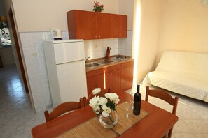 Apartment (A3) | Private kitchen | Fridge, stovetop, cookware/dishes/utensils - Apartments Mladen (Vrsi)