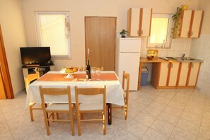 Apartment (A1) | Private kitchen | Fridge, stovetop, cookware/dishes/utensils - Apartments Mladen (Vrsi)