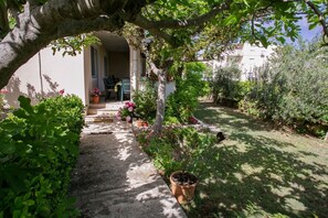 Courtyard - Apartments Ana (Pag)