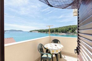 Apartment (A1) | Outdoor dining - Apartment Mirni by the sea (Vodice)