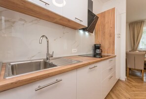 Appartamento (A1) | Cucina privata | Frigorifero, piano cottura, macchina per caffè espresso