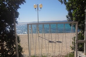 A gated entrance with a view of the sea. - Apartment Andri (Zadar)