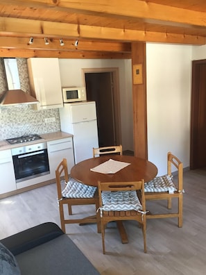 Departamento (A1) | Cocina privada | Refrigerador, microondas, horno y parrilla de estufa 
