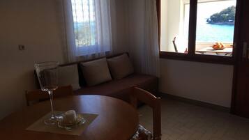 Apartment (A2) | Dining