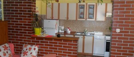 Appartement (A2) | Cuisine privée | Réfrigérateur, un four, surface de cuisson, cafétiÚre à espresso