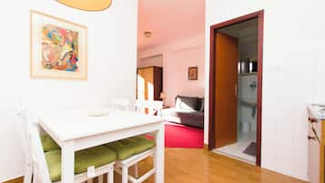 Apartment (A4) | Private kitchen | Fridge, stovetop, cookware/dishes/utensils