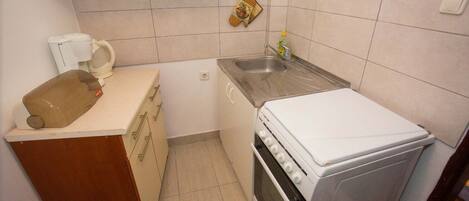 Apartment (A1) | Eigene Küche | Kühlschrank, Mikrowelle, Ofen, Herdplatte