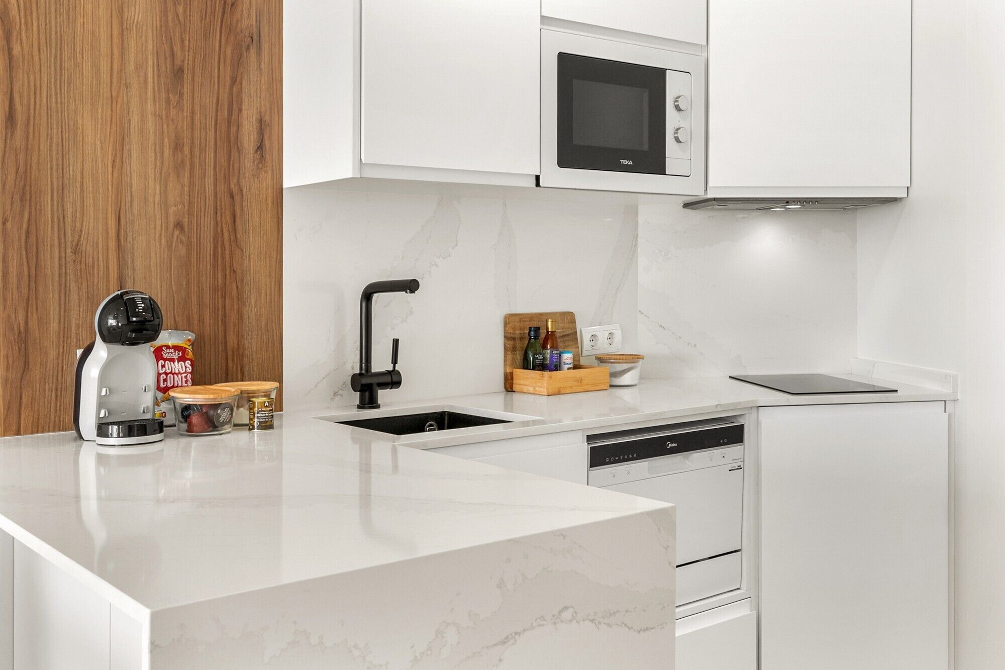 Frigorífico, microondas, placa de cocina y lavavajillas