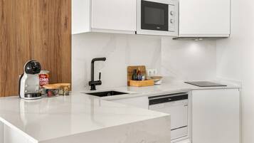 Frigorífico, microondas, placa de cocina y lavavajillas