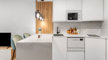 Fridge, microwave, stovetop, dishwasher