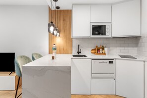 Frigorífic, microones, placa de cuina i rentaplats 