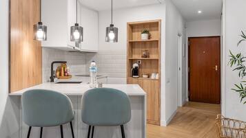 Een koelkast, een magnetron, een kookplaat, een vaatwasser