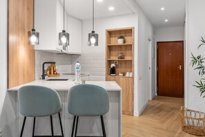 Een koelkast, een magnetron, een kookplaat, een vaatwasser