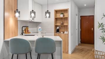 Een koelkast, een magnetron, een kookplaat, een vaatwasser