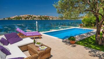 Hồ bơi ngoài trời