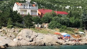 Una playa cerca