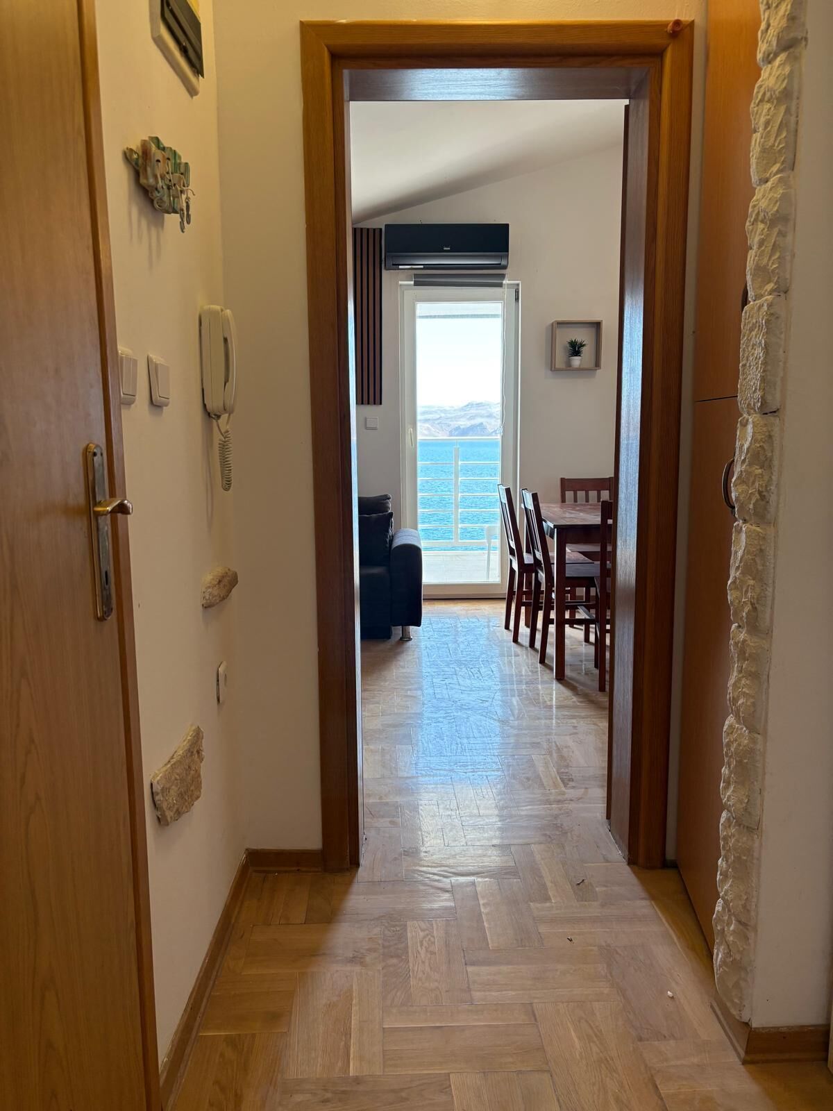 Un couloir menant à une salle à manger avec vue sur la mer.