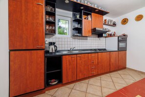 Refrigerador, horno, placa de cocina, cafetera expreso