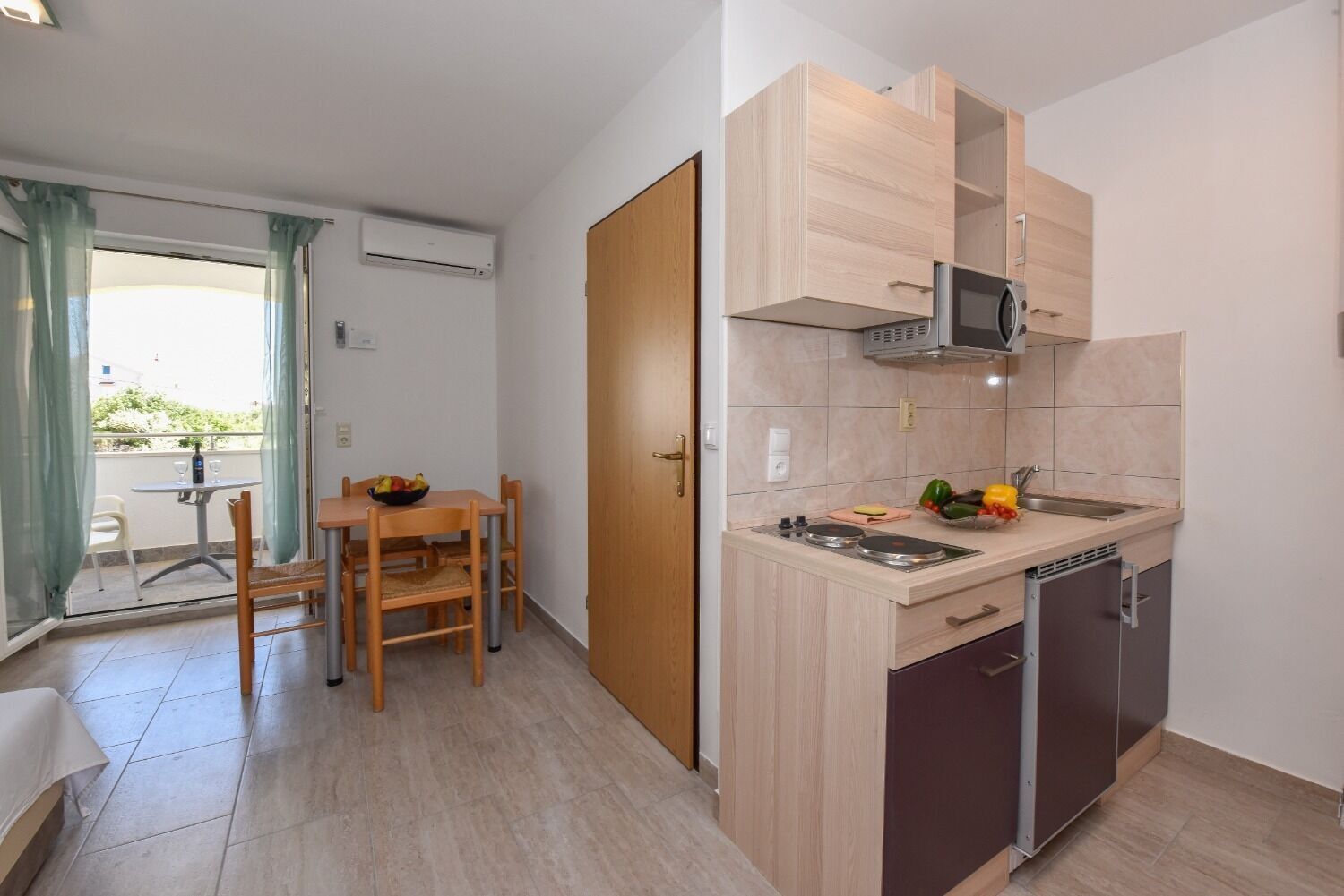 Apartamento (A1) | Cozinha privada | Geladeira, micro-ondas, cooktop, máquina de café expresso