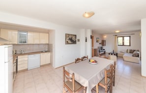 Casa | Cocina privada | Frigorífico, microondas, placa de cocina y lavavajillas