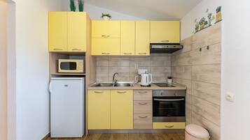 Departamento (A2) | Cocina privada | Refrigerador, microondas, parrilla de estufa y cafetera de espresso