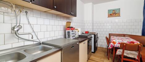 Appartement (A1) | Cuisine privée | Réfrigérateur, surface de cuisson, vaisselle et ustensiles