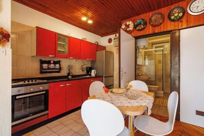 Apartment (A1) | Private kitchen - Apartment Ivan (Karlobag)