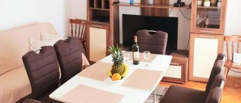 Apartment (A1) | Dining