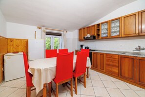 Apartment (A2) | Private kitchen - Apartments Jase (Karlobag)