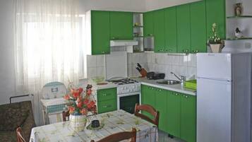 Departamento (A2) | Cocina privada | Refrigerador, microondas, horno y parrilla de estufa