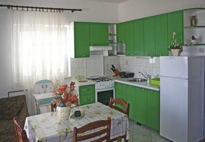 Apartment (A2) | Eigene Küche | Kühlschrank, Mikrowelle, Ofen, Herdplatte