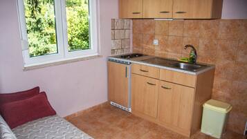 Apartemen (A1) | Dapur pribadi | Lemari es, kompor, ketel listrik, dan peralatan masak/sendok-piring