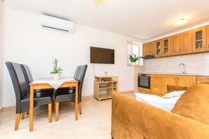 Apartment (A2) | Private kitchen | Fridge, oven, stovetop, cookware/dishes/utensils - Apartments Dado (Lumbarda)