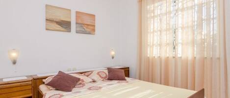 House | In-room safe, iron/ironing board, free WiFi