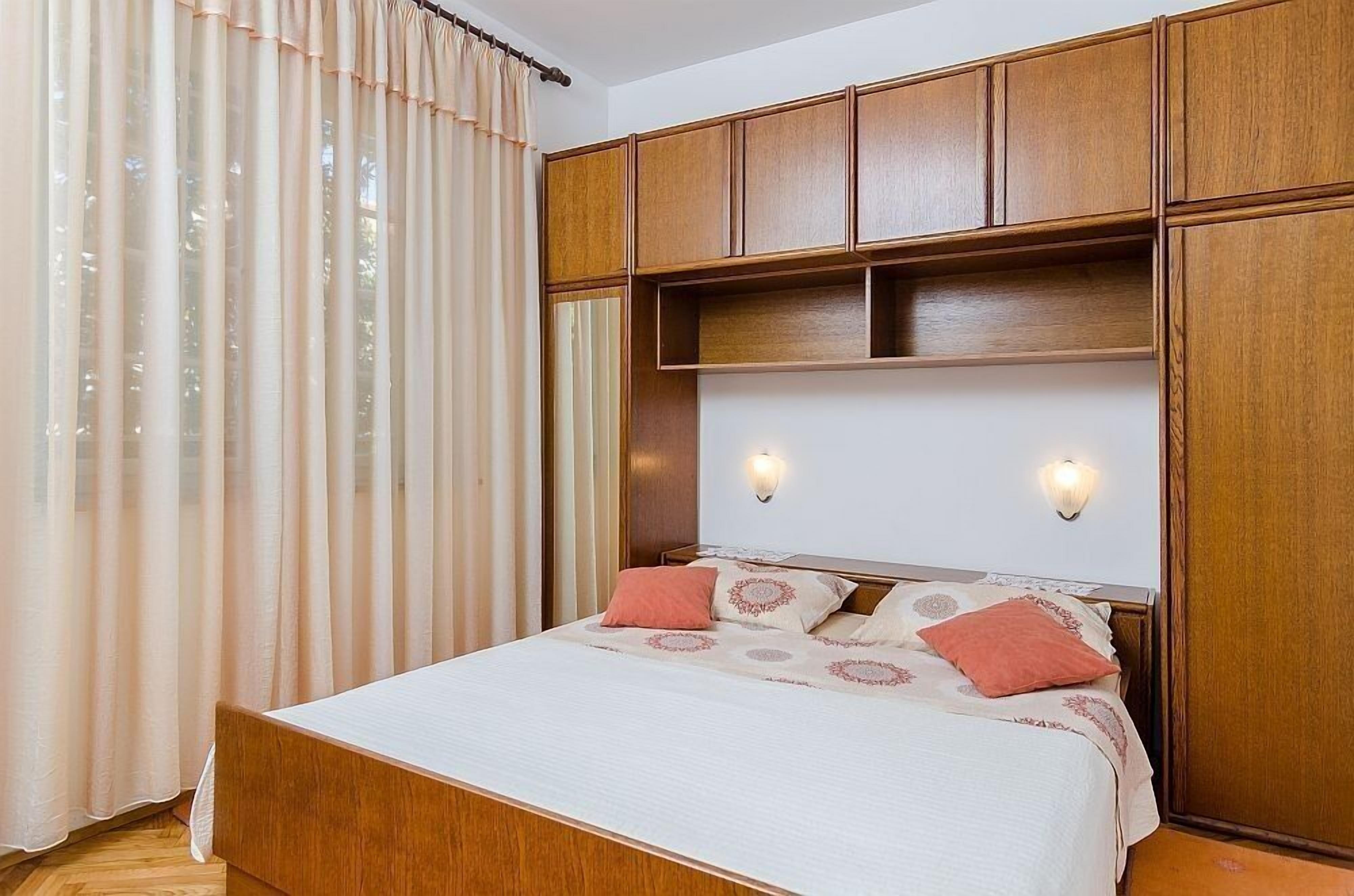 House | In-room safe, iron/ironing board, free WiFi