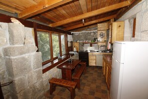 Casa | Cocina privada | Frigorífico, horno, placa de cocina y máquina de café espresso