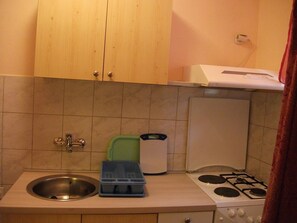 apartman (A1) | Privát konyha | Hűtőszekrény, mikrohullámú sütő, sütő és főzőlap